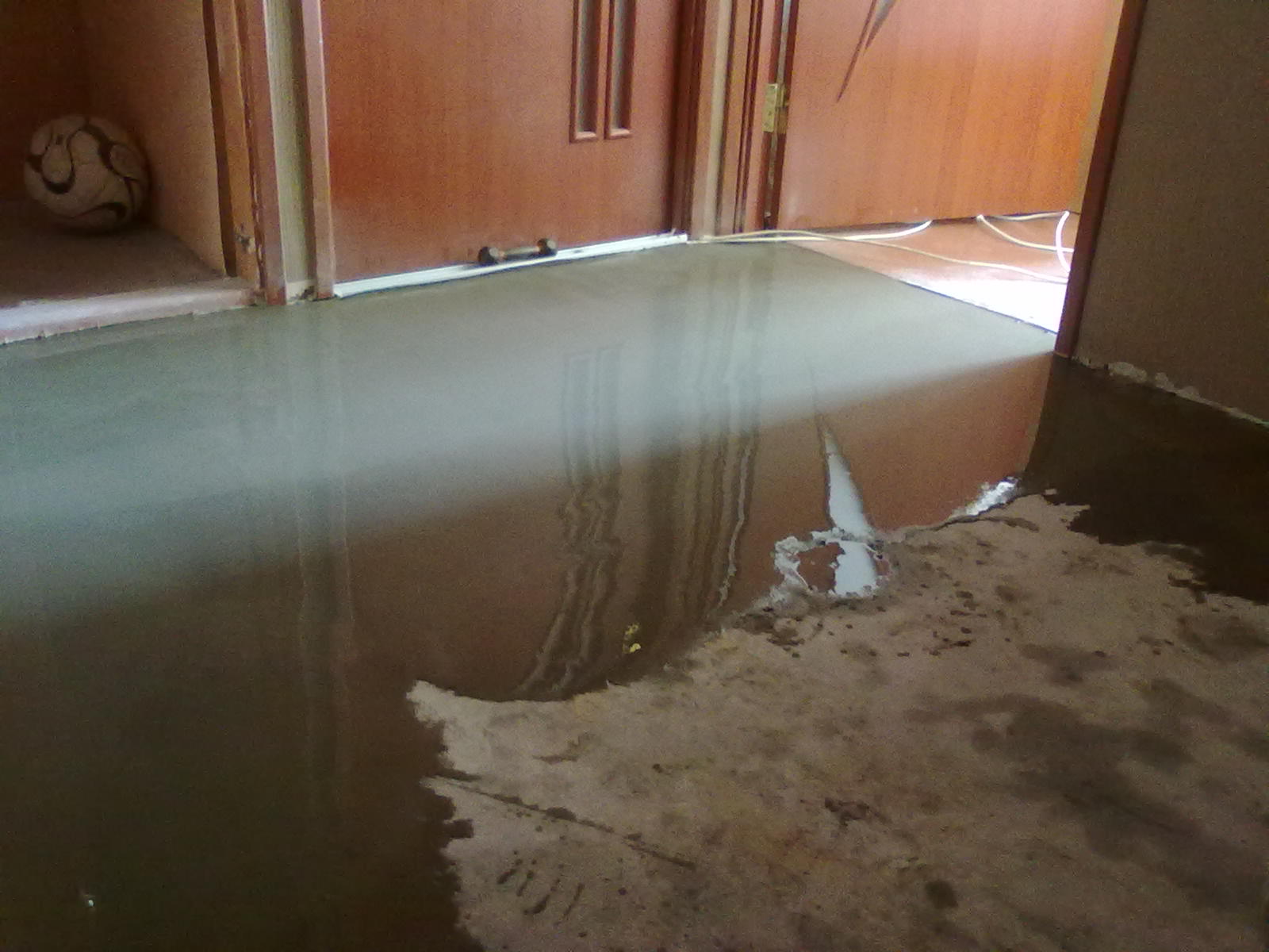 Можно лить наливной. Затопило ванную комнату. Затопленная ванная комната. Наливной пол выравнивающий. Затопило квартиру.