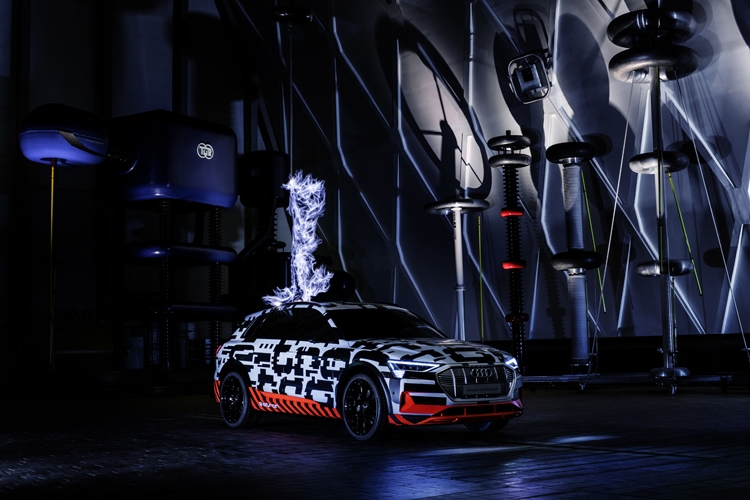 Photo of Прототип электрокара Audi e-tron предстал в клетке Фарадея»