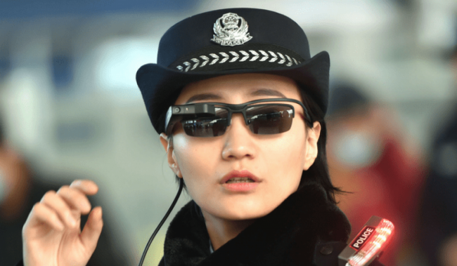 Photo of Китайскую железнодорожную полицию вооружили «умными очками»