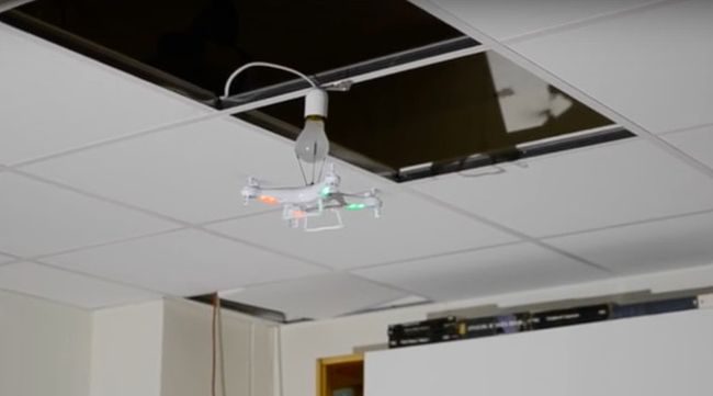 Photo of #видео | Сколько дронов нужно для того, чтобы заменить лампочку?