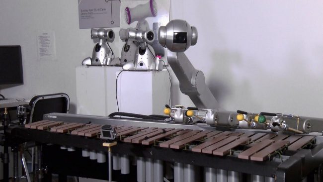 Photo of Четверорукий робот-музыкант, который играет музыку собственного сочинения